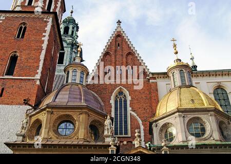 Consacrato nel 1364, diversi stili architettonici sono stati utilizzati per il Castello reale Cattedrale di Wawel a Cracovia, in Polonia. Foto Stock