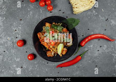 Cibo giapponese: Tagliatelle di vetro con pollo e verdure Foto Stock