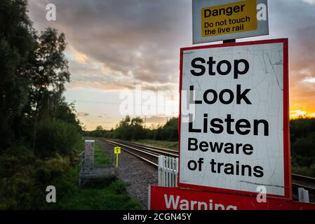 Stop Look Ascolta attenzione segnaletica ferroviaria sul lato di una pista ferroviaria Foto Stock