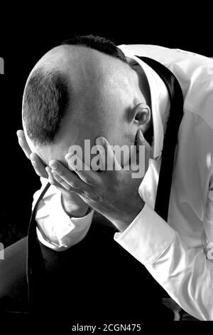 Primo piano ritratto di un giovane e disperato maschio caucasico che piange bianco e nero Foto Stock