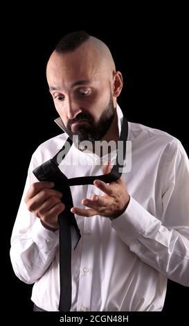 Uomo ispanico senza club che si vestiva in bisogno di assistenza Foto Stock