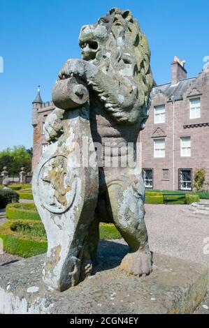 Angus, Scozia, Regno Unito - 23 maggio 2012: Primo piano di una statua di un leone di fronte al castello di Glamis, Angus, Scozia, Regno Unito Foto Stock