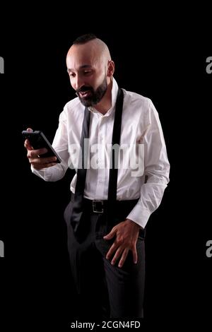 Felice uomo ispanico che ha ricevuto qualcosa di toccante sul suo smartphone Foto Stock