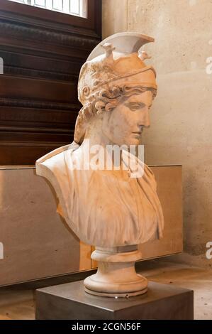 Parigi, Francia - 03 ottobre 2013: Busto di Roma, primo o secondo centro ad scultura classica in marmo romano realizzata in Italia, al Museo del Louvre, Parigi, p. Foto Stock