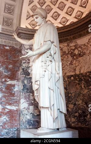 Parigi, Francia - 03 ottobre 2013: L'Atena di Velletri o Velletri Pallas è un tipo di statua in marmo classico di Atena, che indossa un casco, displayaye Foto Stock