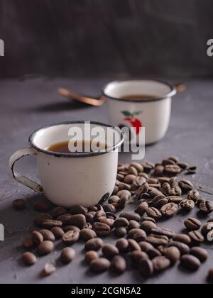 Tazza di caffè e caffè in grani, sfondo rustico Foto Stock