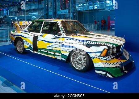 Parigi, Francia - 04 ottobre 2013: Roy Lichtenstein, un grande pittore americano Pop art, ha creato questo design per una vettura in gara nella 24 ore le Mans i Foto Stock