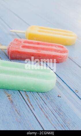 Passion Fruit, Fragola e Possicola di Limone in Blu sfondo rustico Foto Stock