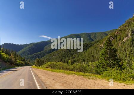 Quiet open road through the mountains of Colorado Foto Stock