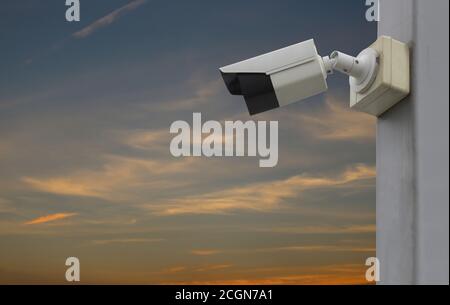 Strumento CCTV su sfondo cielo crepuscolo, apparecchiature per sistemi di sicurezza e hanno spazio di copia per la progettazione. Foto Stock