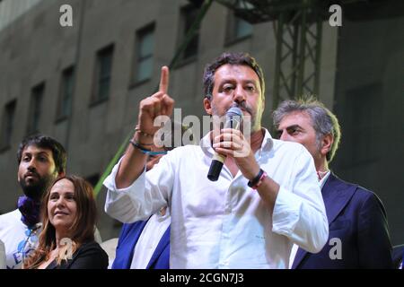 Napoli, Italia. 11 Settembre 2020. Matteo Salvini, leader della Lega in Piazza Matteotti a Napoli ha tenuto un raduno per sostenere le prossime elezioni regionali il 20 e 21 settembre la candidatura di Stefano Caldoro, candidato alla carica di governatore della Regione Campania per il Centro-destra, E invitate gli elettori della Lega ad un grande sforzo collettivo per garantire che la Lega sia presente non solo nella Regione ma anche nelle varie amministrazioni locali dove vota per l'elezione dei membri del Consiglio comunale e per i Sindaci . Foto Stock