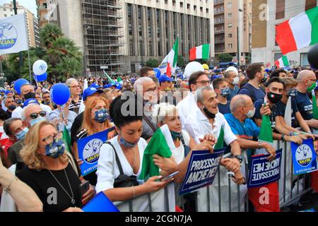Napoli, Italia. 11 Settembre 2020. Matteo Salvini, leader della Lega in Piazza Matteotti a Napoli ha tenuto un raduno per sostenere le prossime elezioni regionali il 20 e 21 settembre la candidatura di Stefano Caldoro, candidato alla carica di governatore della Regione Campania per il Centro-destra, E invitate gli elettori della Lega ad un grande sforzo collettivo per garantire che la Lega sia presente non solo nella Regione ma anche nelle varie amministrazioni locali dove vota per l'elezione dei membri del Consiglio comunale e per i Sindaci . Foto Stock