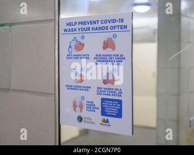 Istruzioni per il lavaggio delle mani in toilette pubbliche durante la pandemia COVID-19. Millennium Park, Chicago, Illinois. Foto Stock