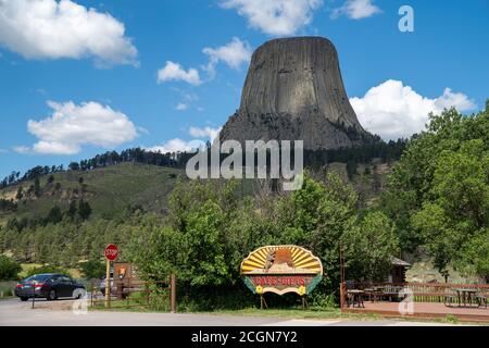 Wyoming, USA - 23 giugno 2020: Cartello per un negozio di articoli da regalo e una caffetteria di fronte al monumento nazionale della Devils Tower Foto Stock