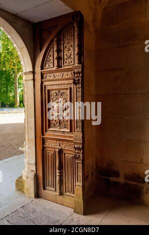 Azay le Rideau, Francia - 30 ottobre 2013: Dettaglio della porta d'ingresso in legno intagliato al castello di Azay-le-Rideau in Francia. Foto Stock
