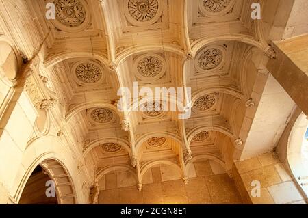 Azay le Rideau, Francia - 30 ottobre 2013: Dettaglio di un soffitto intagliato con archi e disegni floreali, sopra la scala nel castello di Azey le Rideau Foto Stock