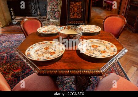 Azay le Rideau, Francia - 30 ottobre 2013: Lo storico salone rinascimentale Biencourt con un tavolo insieme con la cina del periodo. Foto Stock