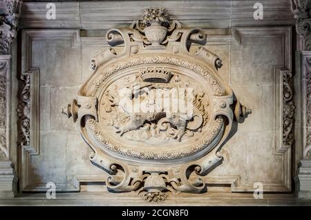 Azay-le-Rideau, Francia - 30 ottobre 2013: Primo piano di scultura in marmo sopra il camino del soggiorno con motivo di salamandra, Azay le Rideau, Chateau Foto Stock