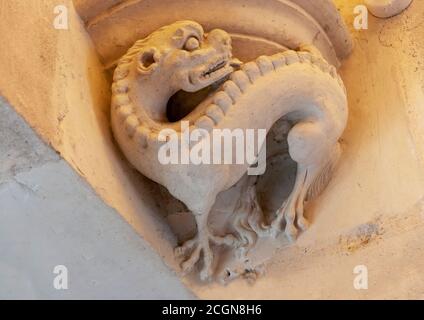 Azay-le-Rideau, Francia - 30 ottobre 2013: Dettaglio di una mitica scultura in gesso animale nell'angolo di un soffitto al castello di Azay le Rideau, Francia. Foto Stock