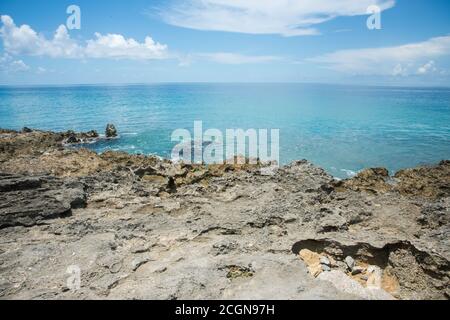 Costa del Mar dei Caraibi con calcare eroso nella zona di bagni di Monk sulla costa di Frederiksted su St. Croix nella USVI Foto Stock