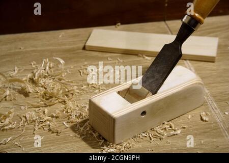 Piano del blocco di lavorazione del legno fai da te utilizzando un scalpello Foto Stock