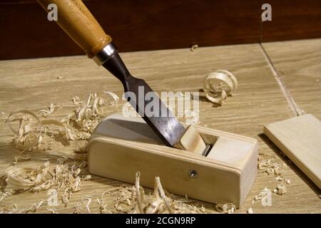Piano del blocco di lavorazione del legno fai da te utilizzando un scalpello Foto Stock
