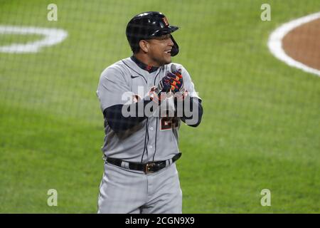 Chicago, Stati Uniti. 11 Settembre 2020. Il primo baseman di Detroit Tigers Miguel Cabrera (24) sorride dopo aver segnato contro i Chicago White Sox nel sesto inning al campo Guaranteed Rate venerdì 11 settembre 2020 a Chicago. Foto di Kamil Krzaczynski/UPI Credit: UPI/Alamy Live News Foto Stock