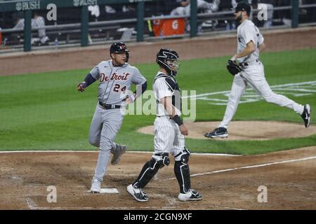 Chicago, Stati Uniti. 11 Settembre 2020. Il primo baseman di Detroit Tigers Miguel Cabrera (24) segna contro i Chicago White Sox nel sesto inning al campo Guaranteed Rate venerdì 11 settembre 2020 a Chicago. Foto di Kamil Krzaczynski/UPI Credit: UPI/Alamy Live News Foto Stock