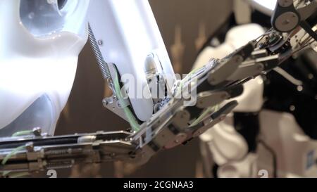 Armi robotica futuristiche di cyborg in azione. Foto Stock