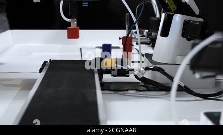 Robot manipolatore movimento cubi giocattolo. Foto Stock