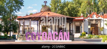 CDMX, Coyoacan, Messico 9 settembre 2020. Chiosco in un parco cittadino con lettere volumetriche che dicono coyoacan. In inglese invece luogo dei coyotes Foto Stock