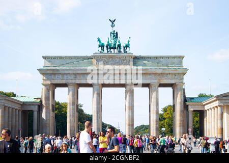 Berlino, Germania 09/15/2009: Vista sulla porta di Brandeburgo, simbolo di Berlino e meta turistica molto apprezzata. È un monumento con quattro Foto Stock