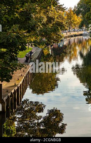 Una scena del fiume Wensum nel centro di Norwich come immaginato dal ponte di fonderia. L'immagine presenta il bellissimo fiume con riflessi di alberi, fiume Foto Stock