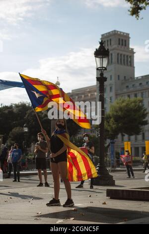 Barcellona, Spagna. 11 Settembre 2020. I manifestanti con bandiere mantengono una distanza di sicurezza durante la dimostrazione.Settembre 11 è la giornata nazionale della Catalogna, 'la Diada'. Ogni anno ci sono celebrazioni in tutta la Catalogna e manifestazioni indipendenti. Quest'anno, a causa della pandemia del coronavirus, le manifestazioni sono state di capacità limitata e con misure di sicurezza a distanza. Credit: SOPA Images Limited/Alamy Live News Foto Stock