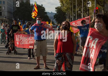 Barcellona, Spagna. 11 Settembre 2020. I manifestanti con bandiere mantengono una distanza di sicurezza durante la dimostrazione.Settembre 11 è la giornata nazionale della Catalogna, 'la Diada'. Ogni anno ci sono celebrazioni in tutta la Catalogna e manifestazioni indipendenti. Quest'anno, a causa della pandemia del coronavirus, le manifestazioni sono state di capacità limitata e con misure di sicurezza a distanza. Credit: SOPA Images Limited/Alamy Live News Foto Stock