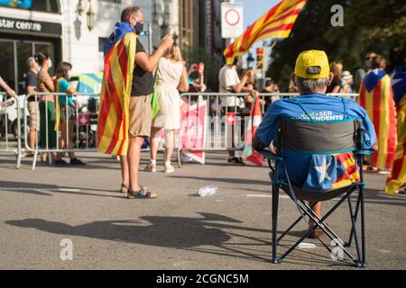 Barcellona, Spagna. 11 Settembre 2020. I manifestanti con bandiere mantengono una distanza di sicurezza durante la dimostrazione.Settembre 11 è la giornata nazionale della Catalogna, 'la Diada'. Ogni anno ci sono celebrazioni in tutta la Catalogna e manifestazioni indipendenti. Quest'anno, a causa della pandemia del coronavirus, le manifestazioni sono state di capacità limitata e con misure di sicurezza a distanza. Credit: SOPA Images Limited/Alamy Live News Foto Stock