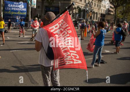 Barcellona, Spagna. 11 Settembre 2020. I manifestanti con bandiere mantengono una distanza di sicurezza durante la dimostrazione.Settembre 11 è la giornata nazionale della Catalogna, 'la Diada'. Ogni anno ci sono celebrazioni in tutta la Catalogna e manifestazioni indipendenti. Quest'anno, a causa della pandemia del coronavirus, le manifestazioni sono state di capacità limitata e con misure di sicurezza a distanza. Credit: SOPA Images Limited/Alamy Live News Foto Stock