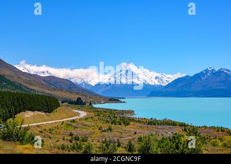 La strada si snoda lungo il lago Pukaki e il Monte Cook in una giornata limpida al Peter's Lookout nell'Isola del Sud della Nuova Zelanda. Foto Stock