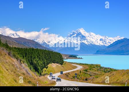 La strada si snoda lungo il lago Pukaki e il Monte Cook in una giornata limpida al Peter's Lookout nell'Isola del Sud della Nuova Zelanda. Foto Stock