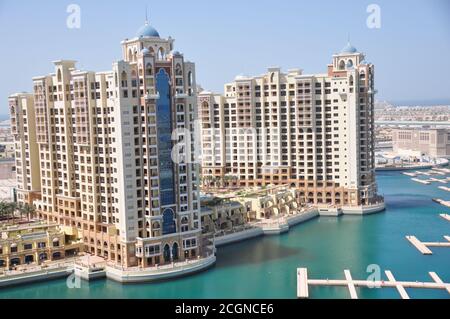 Edifici situati su Palm Jumeirah, che mostrano la vista del porto marino, parte del progetto Palm Islands costruito dalla proprietà Nakheel a Dubai, Emirati Arabi Uniti. Foto Stock