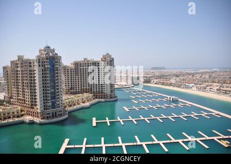 Edifici situati su Palm Jumeirah, che mostrano la vista del porto marino, parte del progetto Palm Islands costruito dalla proprietà Nakheel a Dubai, Emirati Arabi Uniti. Foto Stock