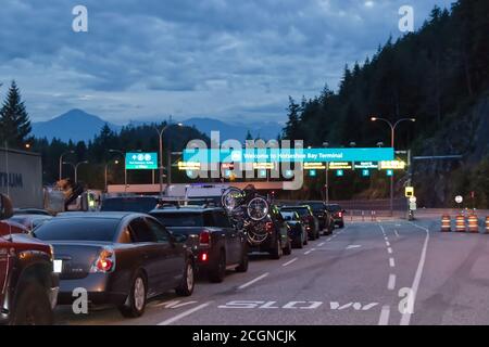 Vancouver, Canada - 16 luglio 2020: Horseshoe Bay Terminal con auto in linea per salire a bordo dei traghetti BC durante la pandemia di Covid-19 Foto Stock