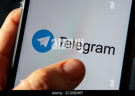 Telegramma Messenger, l'applicazione di messaggistica più veloce sul mercato, visualizzata sullo schermo di uno smartphone, con le dita. Foto Stock