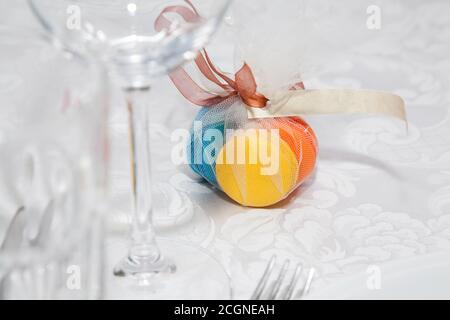 Macaron colorati su tavolo da nozze con nastro Foto Stock