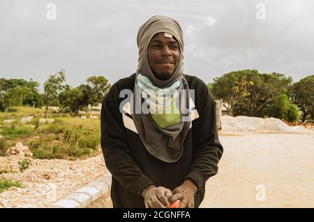 Smiling Young Man sul sito di costruzione della strada Foto Stock