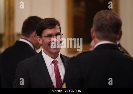 Il Segretario della Difesa degli Stati Uniti, il Dr. Mark T. Esper, partecipa alla cerimonia in cui il Presidente degli Stati Uniti Donald J. Trump presenterà la Medaglia d'onore al Sergente maggiore Thomas Payne, l'Esercito degli Stati Uniti nella Sala Est della Casa Bianca a Washington, DC, il 11 settembre 2020. Payne è il primo membro vivente della Delta Force a ricevere la Medaglia d'onore. Credit: Chris Kleponis/Pool via CNP /MediaPunch Foto Stock