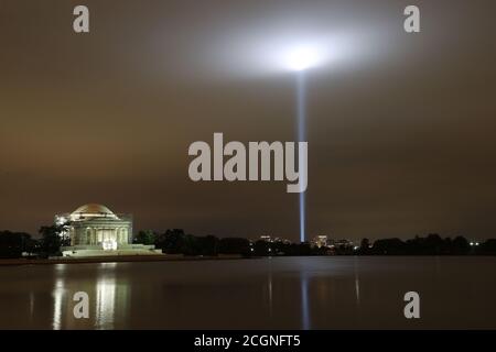 Washington, DC, Stati Uniti. 11 Settembre 2020. 9/11 tributo alle 'Torri di luce' al Pentagono a Washington, DC il 11 settembre 2020. Credit: Mpi34/Media Punch/Alamy Live News Foto Stock