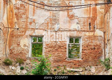 edificio distrutto e abbandonato all'aperto Foto Stock