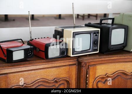 Fila di televisori portatili vintage con messa a fuoco selettiva Foto Stock