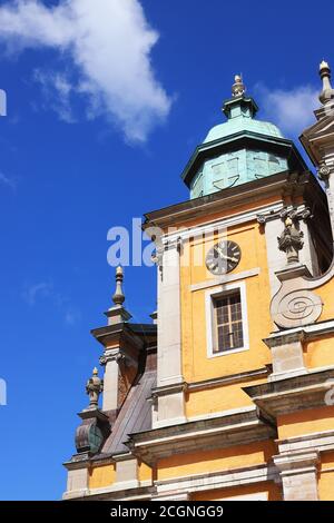 Vista ravvicinata dal basso angolo della cattedrale di Kalmar. Foto Stock